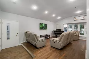 708 Barberry Rd, Highland Park, IL 60035 - Photo 2