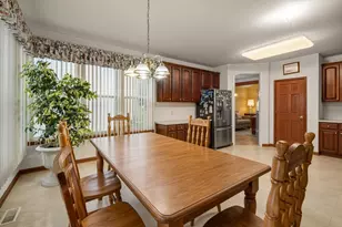 145 Rosewood Dr, Streamwood, IL 60107 - Photo 6
