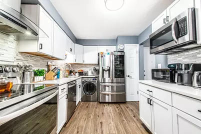 711 E Falcon Drive #101, Arlington Heights, IL 60005 - Photo 2