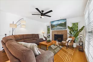 359 Banbury Ln, Grayslake, IL 60030 - Photo 4