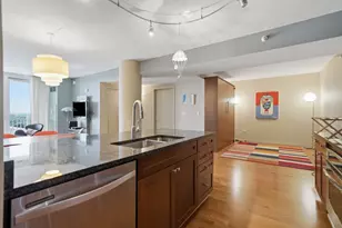 807 Davis St, Evanston, IL 60201 - Photo 4