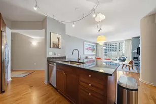 807 Davis St, Evanston, IL 60201 - Photo 8