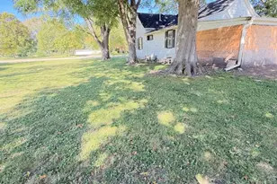 1318 E Washington St, Clifton, IL 61727 - Photo 4