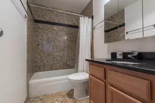 525 W Hawthorne Pl, Chicago, IL 60657 - Photo 6
