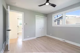 8933 S Oakwood Dr, Hickory Hills, IL 60457 - Photo 14