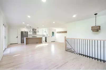 8933 S Oakwood Drive, Hickory Hills, IL 60457 - Photo 6