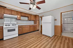 604 W Elm St, LeRoy, IL 61752 - Photo 4
