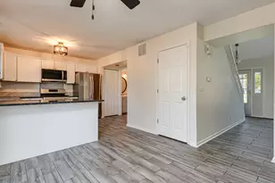 6865 Hampton Cir, Gurnee, IL 60031 - Photo 4