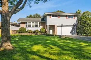 1310 E Ironwood Dr, Mount Prospect, IL 60056 - Photo 2