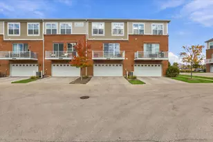 2910 Reflection Dr, Naperville, IL 60564 - Photo 2