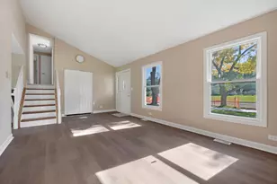 410 N Braintree Dr, Schaumburg, IL 60194 - Photo 6