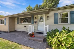 909 S Adelaide St, Normal, IL 61761 - Photo 2