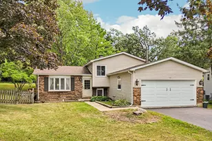 710 Greenbriar Ln, Lindenhurst, IL 60046 - Photo 1