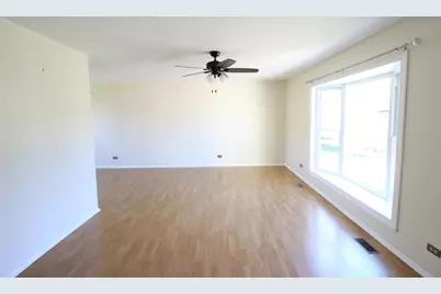 9 Warwick Court, Streamwood, IL 60107 - Photo 2
