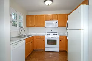 728 Village Cir, Marengo, IL 60152 - Photo 8