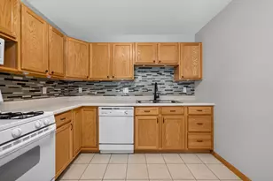 637 Southtowne Dr, Belvidere, IL 61008 - Photo 8