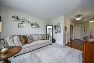 184 Birch Ln, Saint Charles, IL 60175 - Photo 4