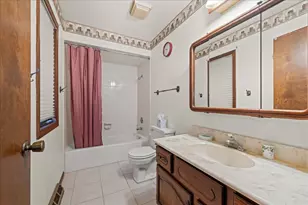 1300 Woodland Dr, Aurora, IL 60505 - Photo 18