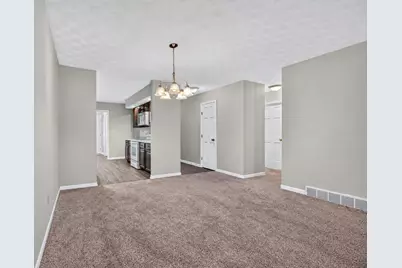 9 Meadow Trail W #9, Dekalb, IL 60115 - Photo 8