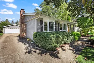 30W240 Allister Ln, Naperville, IL 60563 - Photo 2