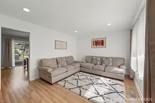 712 Larsen Ave, Streamwood, IL 60107 - Photo 2