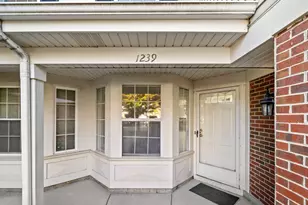 1239 S Wellington Ct, Buffalo Grove, IL 60089 - Photo 2