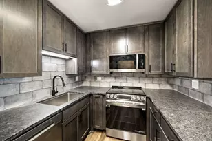1560 N Sandburg Terrace, Chicago, IL 60610 - Photo 6