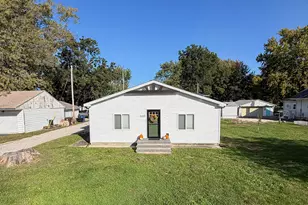 205 S Washington St, Mansfield, IL 61854 - Photo 2
