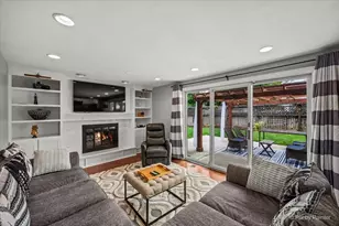 2012 N Kennicott Dr, Arlington Heights, IL 60004 - Photo 6