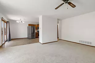 320 Woodridge Cir, South Elgin, IL 60177 - Photo 4