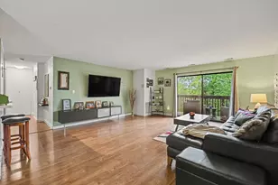 120 Lakeview Dr, Bloomingdale, IL 60108 - Photo 2