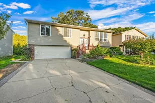 231 Briarwood Dr, Elgin, IL 60120 - Photo 2