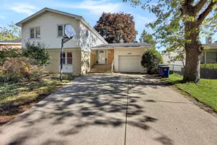 629 Barberry Rd, Highland Park, IL 60035 - Photo 1
