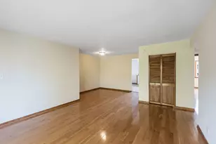 9400 Bay Colony Dr, Des Plaines, IL 60016 - Photo 2