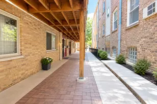 7019 N Ridge Blvd, Chicago, IL 60645 - Photo 12