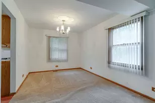 705 Royal Glen Dr, Cary, IL 60013 - Photo 6