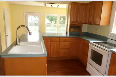 218 E Washington Street, Paris, IL 61944 - Photo 4