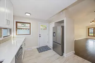 5504 Oak Center Dr, Oak Lawn, IL 60453 - Photo 8