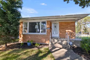 5262 Alexander Pl, Oak Lawn, IL 60453 - Photo 2