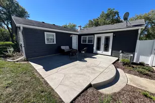 196 Green Ct, Streamwood, IL 60107 - Photo 2