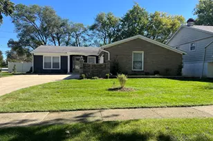 196 Green Ct, Streamwood, IL 60107 - Photo 1