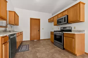 307 White Oak Dr, Poplar Grove, IL 61065 - Photo 4