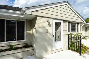7261 N East Prairie Rd, Lincolnwood, IL 60712 - Photo 2