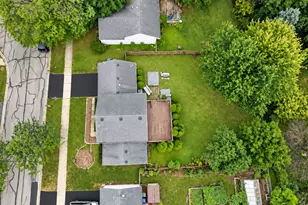 1401 Knoll Dr, Naperville, IL 60565 - Photo 2