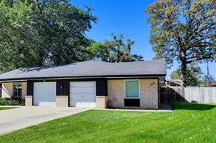 1316 Beverly Ln, Streamwood, IL 60107 - Photo 2
