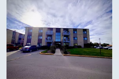 674 Pinecrest Drive #302, Prospect Heights, IL 60070 - Photo 1