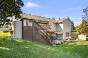 829 Fyre Lake Dr, Sherrard, IL 61281 - Photo 4