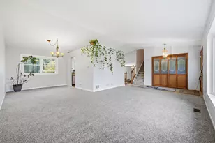 1727 Roosa Ln, Elk Grove Village, IL 60007 - Photo 4
