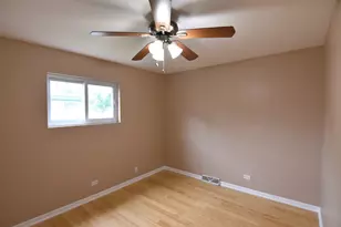 210 E Myrick Ave, Addison, IL 60101 - Photo 16