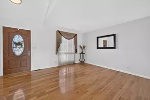 240 Iris Dr, Streamwood, IL 60107 - Photo 8